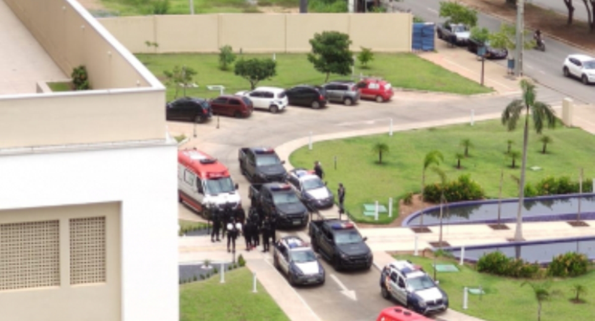 Mulher se tranca em apartamento e ameaça jogar filha de prédio em Cuiabá