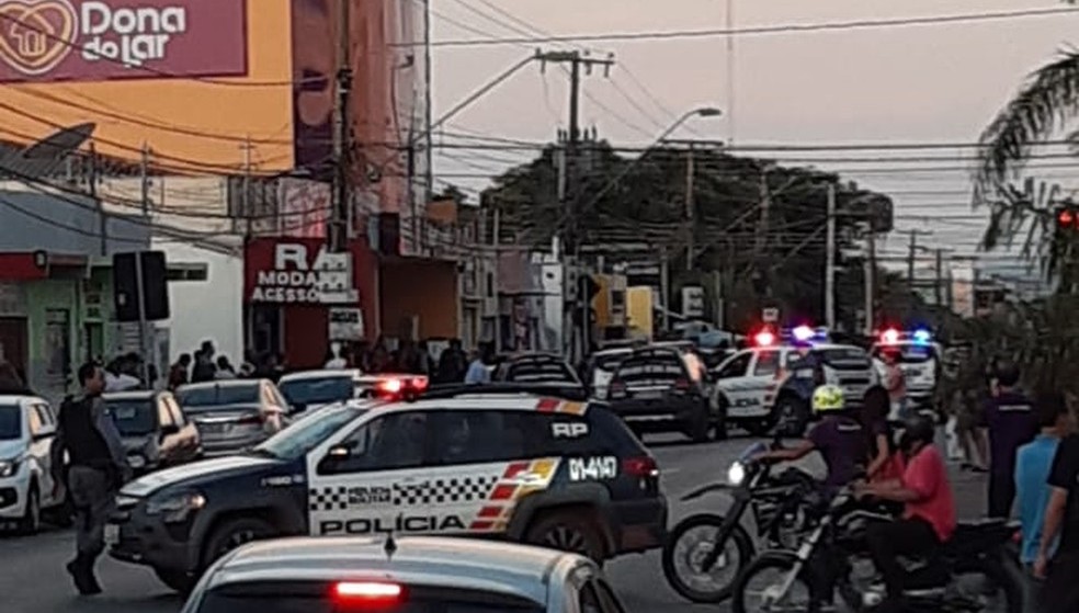 Criminosos invadem loja em Cuiabá, fazem 7 reféns e se entregam após negociação com PM