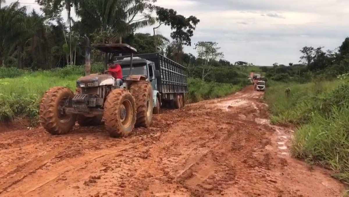 Atoleiros deixam MTs intrafegáveis e moradores de 3 municípios praticamente isolados