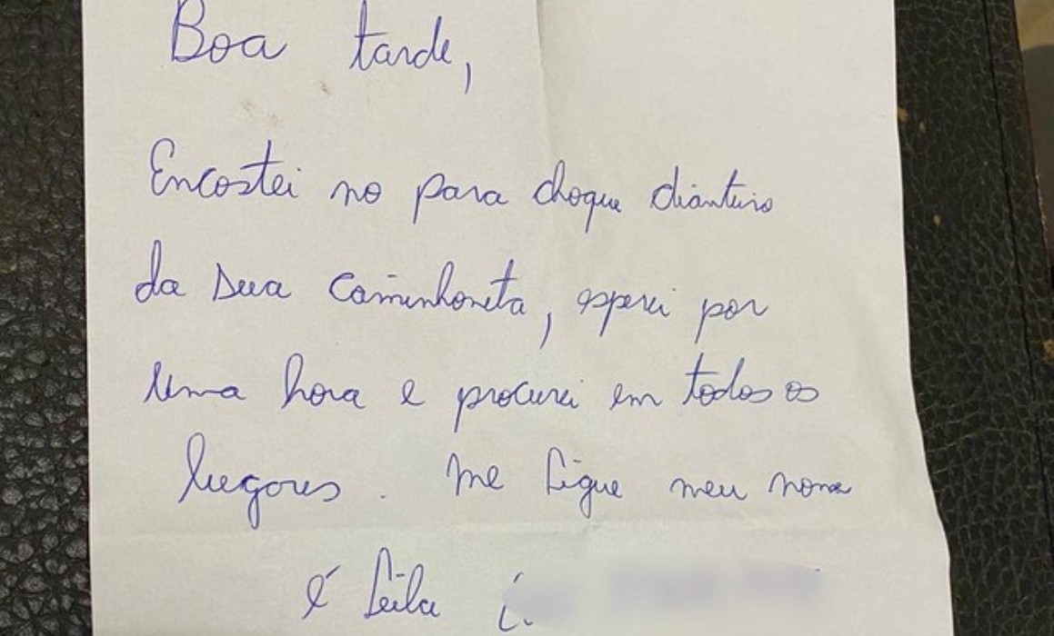 Mulher bate carro em para-choque de caminhonete ao estacionar e deixa bilhete para dono