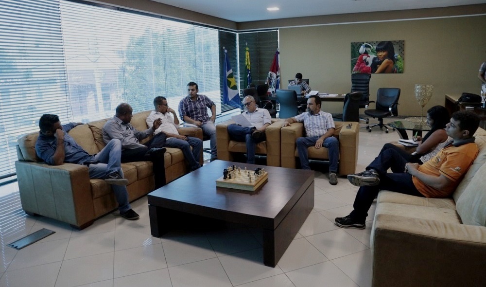 Prefeito recebe moradores do residencial Padre Lothar e anuncia melhorias