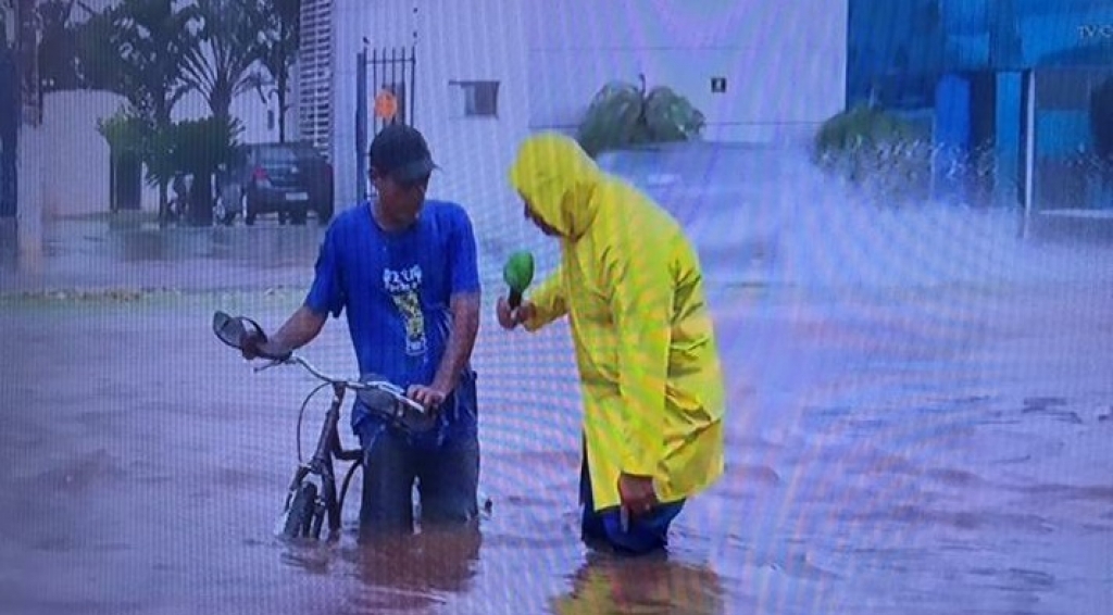 Chuva transforma avenida de Várzea Grande em “rio”; fim de semana será molhado