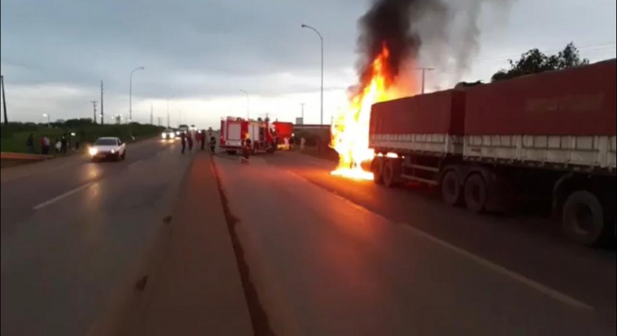 Sorriso | Carreta trafega pegando fogo e motorista é salvo por colegas