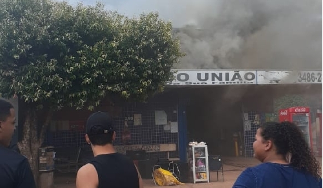 Pedra Preta | Incêndio destrói supermercado e causa alerta em população