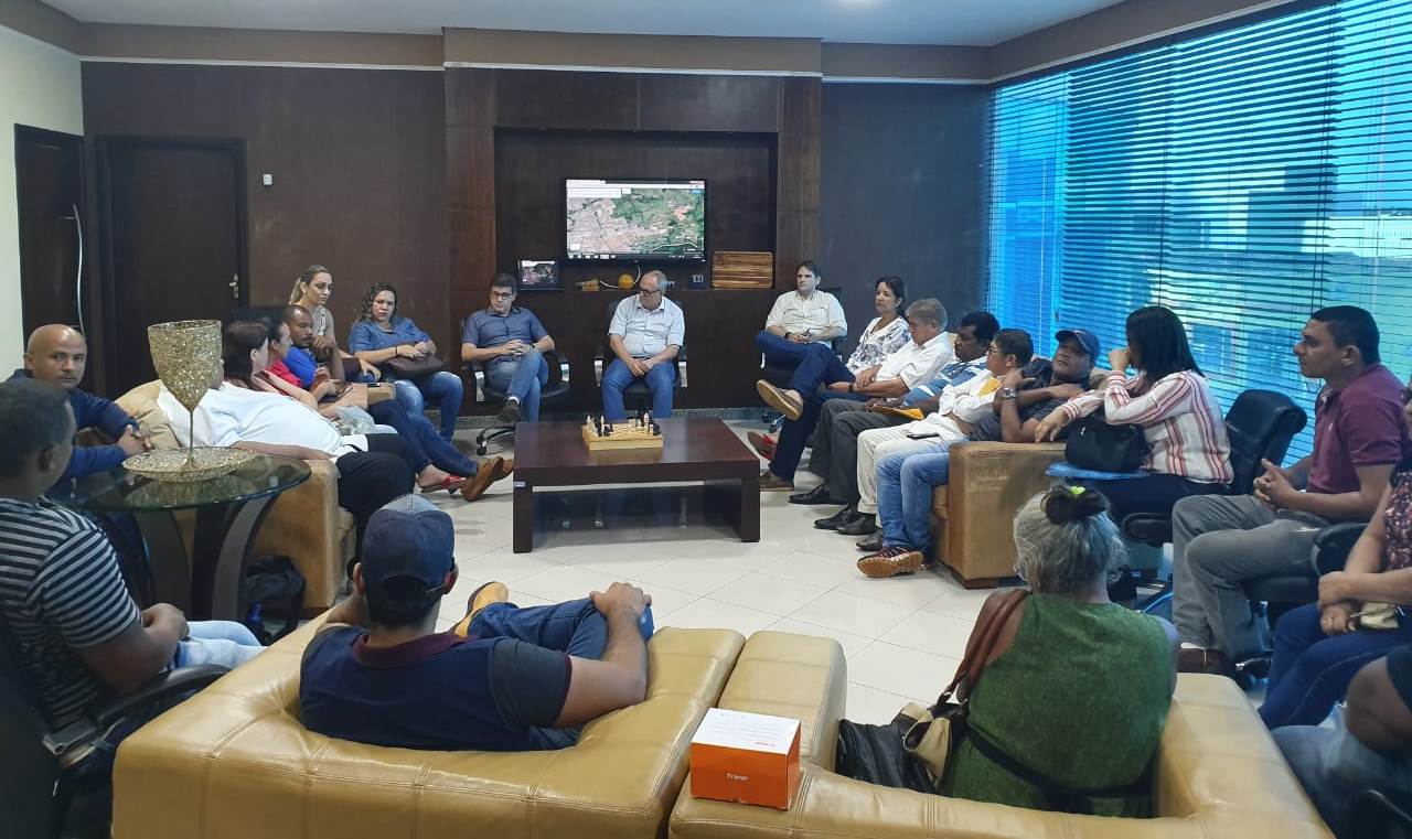 Representantes de oito bairros da região do Jd. Atlântico são recebidas na prefeitura