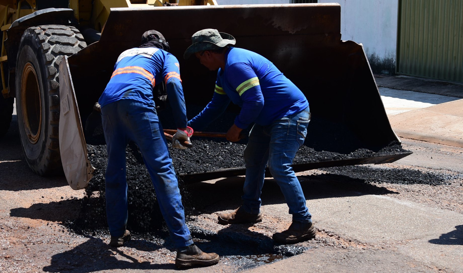Obras de recapeamento prosseguem em ritmo acelerado na Vila Operária
