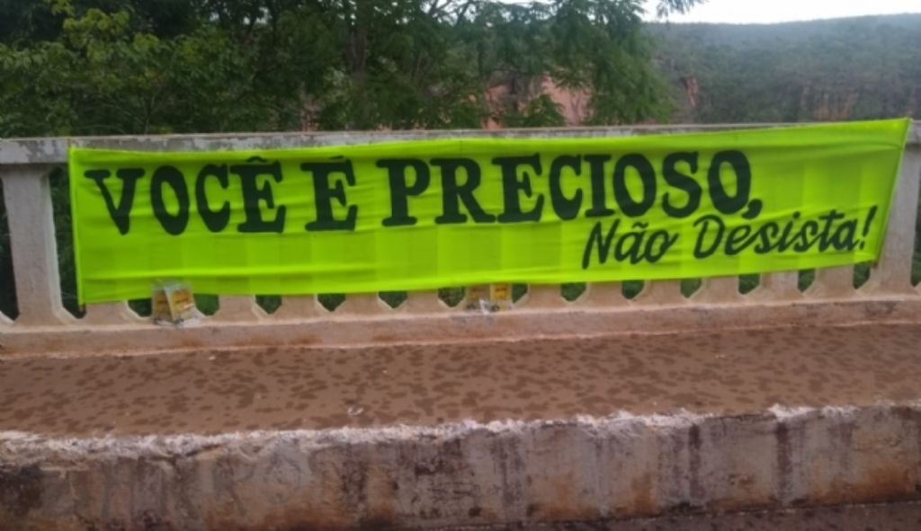 Para salvar vidas, voluntários colocam faixa com mensagem de apoio no Portão do Inferno