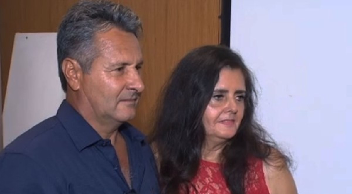 Baiana encontra noivo pela 1ª vez e se casa no aeroporto dois meses após conhecê-lo pela internet