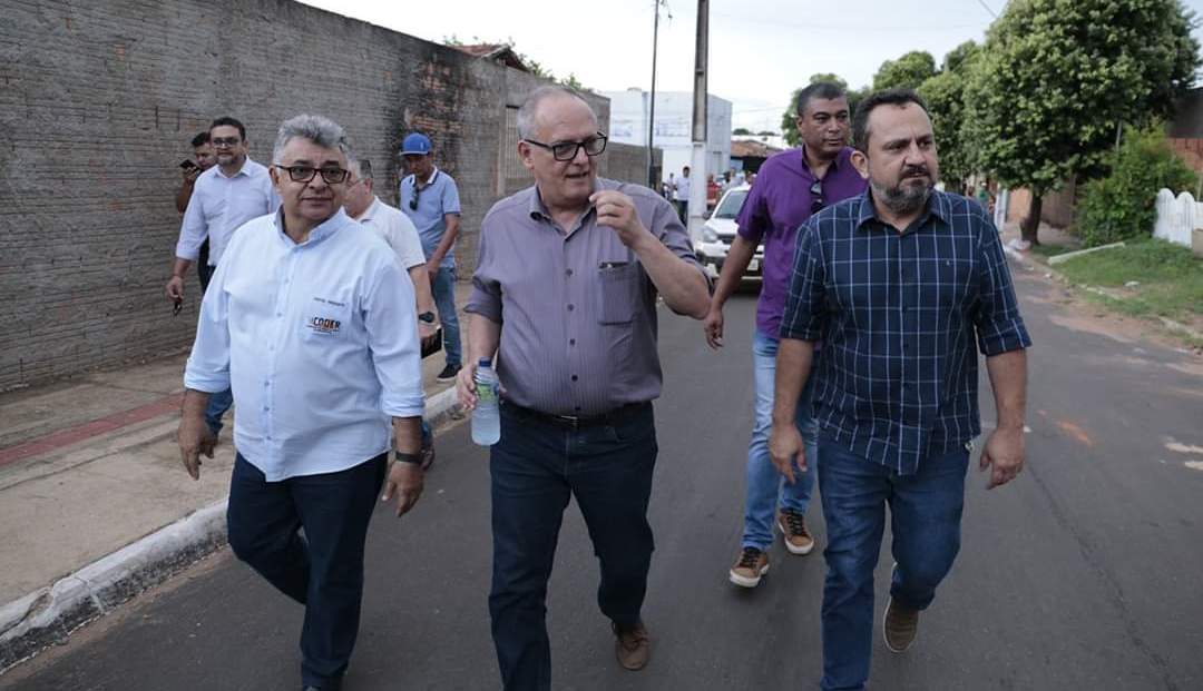 Prefeito e presidente da Câmara vistoriam obras de revitalização asfáltica no Vila Olinda e Pedra 90