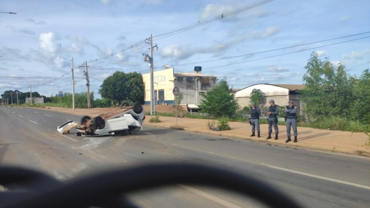 Chapada dos Guimarães | Jovem embriagado fura barreira policial e capota carro; passageiro morre