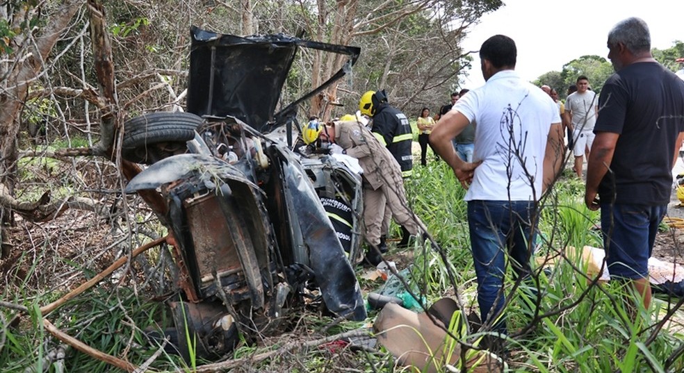 Mulher morre e quatro pessoas ficam feridas após carro capotar na rodovia MT-249