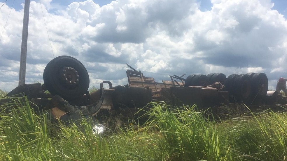 Tangará da Serra | Motorista e animais morrem após caminhão carregado de gado tombar