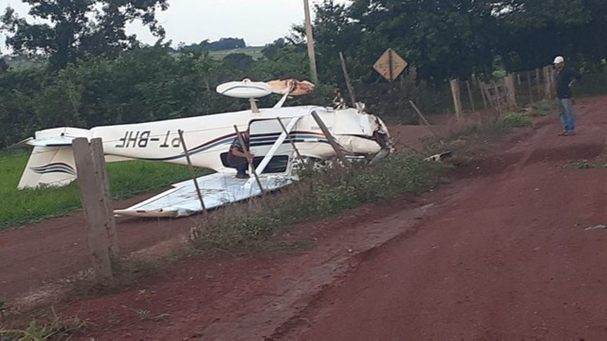 Rondonópolis | Avião com documentação vencida cai, piloto tenta esconder aeronave com lona e foge