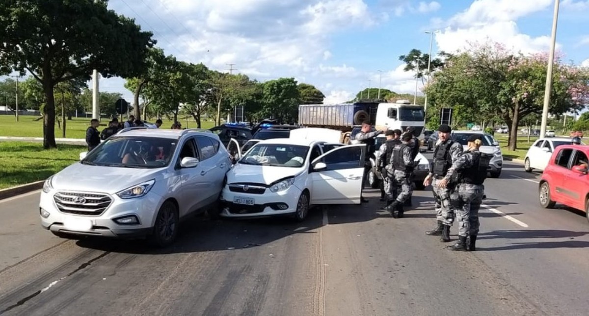 Perseguição da Rotam a carro roubado termina em acidente no DF; veja vídeo