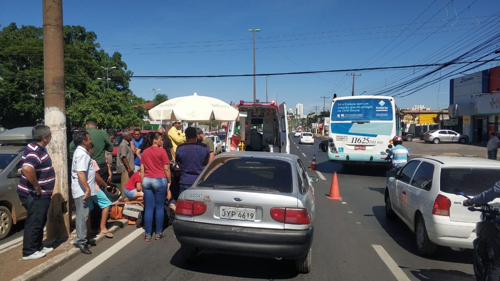 Pedestre de 88 anos é atropelado por carro ao tentar atravessar avenida em Cuiabá