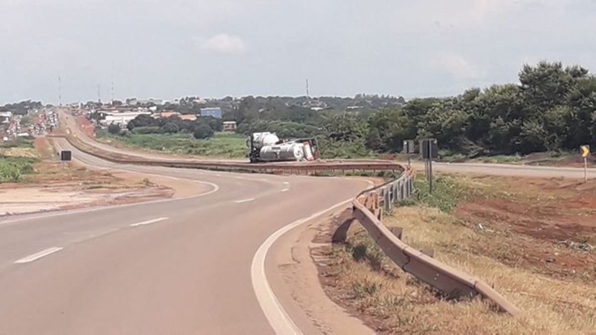 Rondonópolis | Carreta com carga de etanol tomba na BR-364