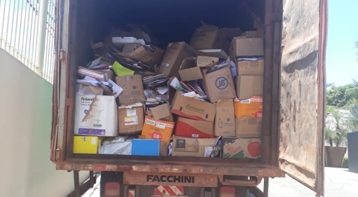 Campanha arrecada 12 toneladas de papel e papelão e usa dinheiro para comprar materiais escolares a crianças ribeirinhas de MT