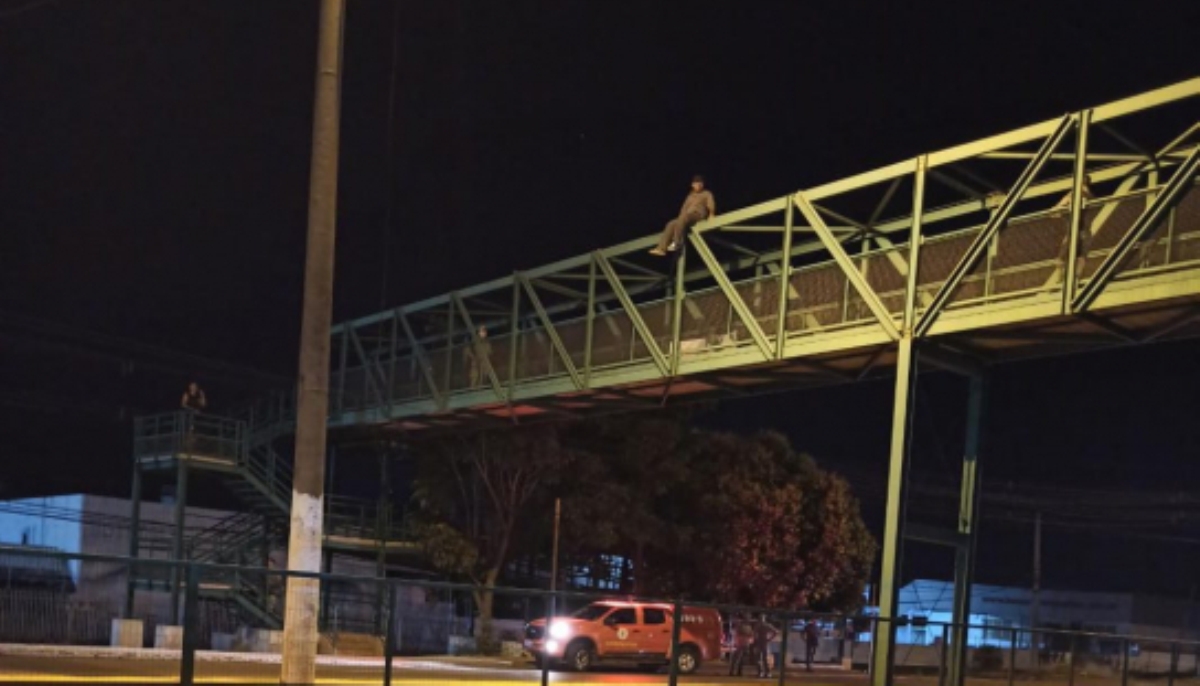 Homem ameaça pular de passarela em avenida de Cuiabá