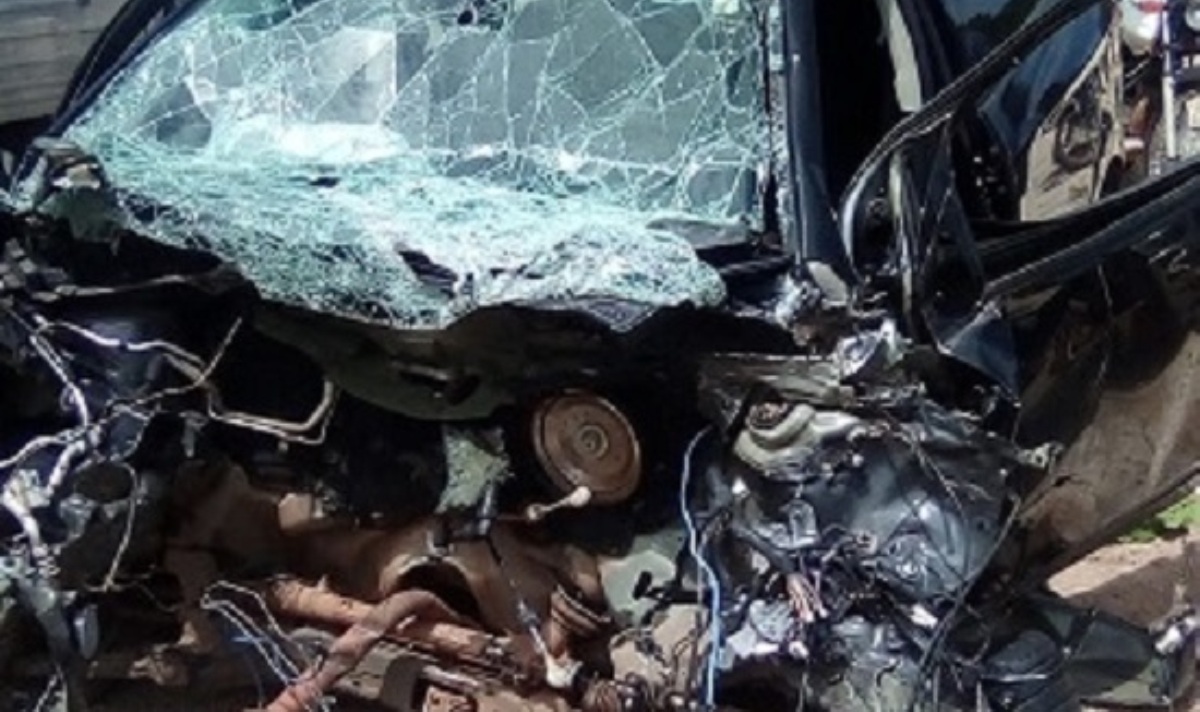 Duas pessoas estão internadas em estado grave após colisão frontal entre Prisma e carreta