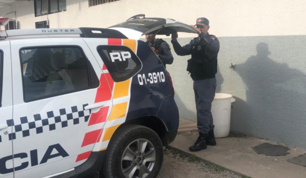 Várzea Grande | Homem encontra ex e filho com outro e tenta matar rival com facada na cabeça