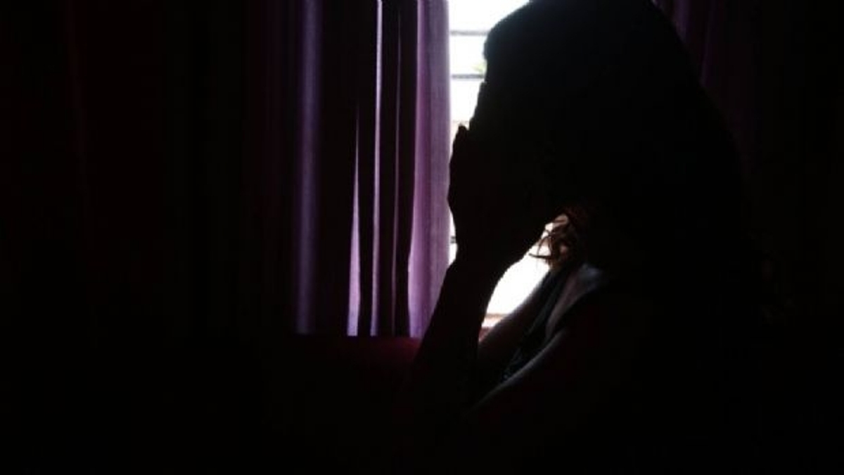 Jovem denuncia namorado após ele querer obrigá-la a ter relação sexual com outro homem
