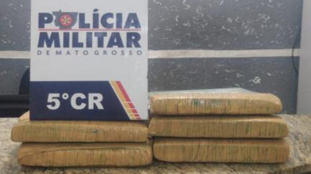 Nervosa com a presença da PM, menor é flagrada com 7 quilos de maconha em mochila