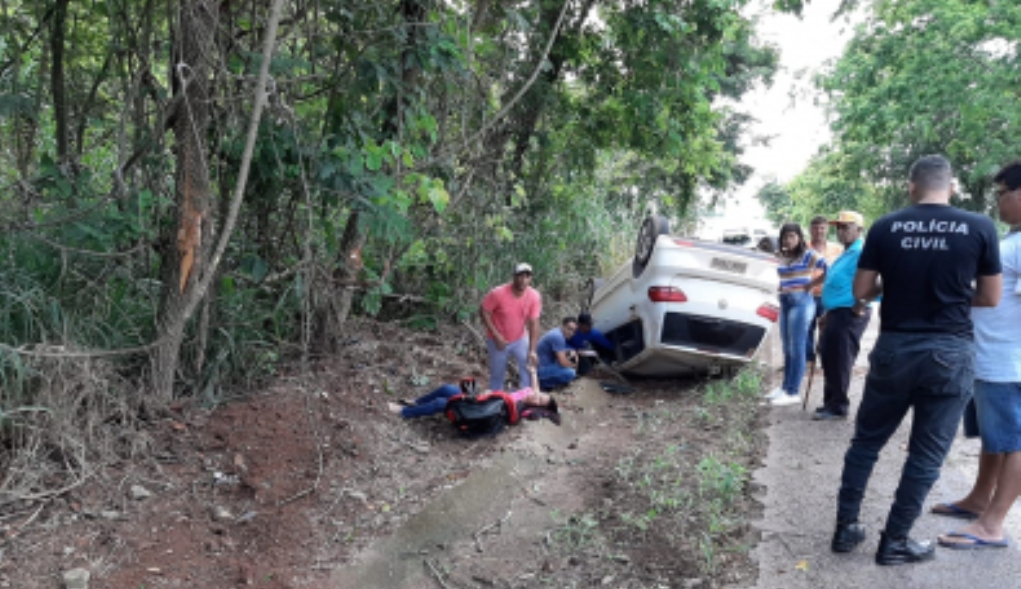 Mulher tenta desviar de buraco e capota carro em rodovia de MT