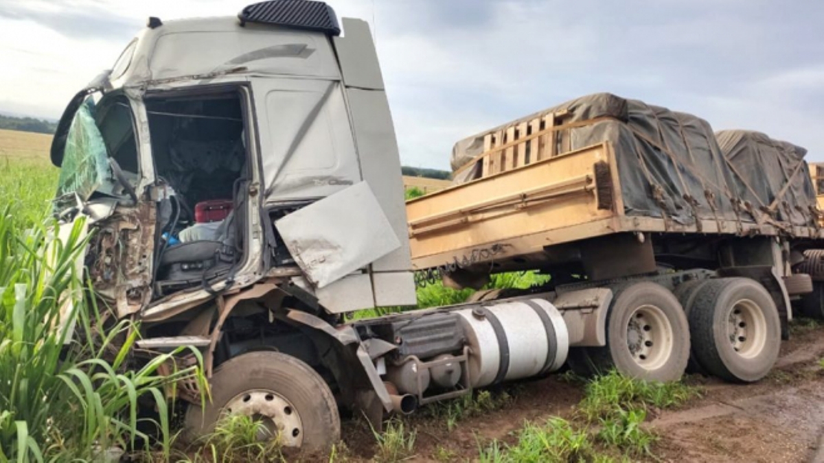 Sorriso | Batida entre carretas durante ultrapassagem deixa motorista ferido