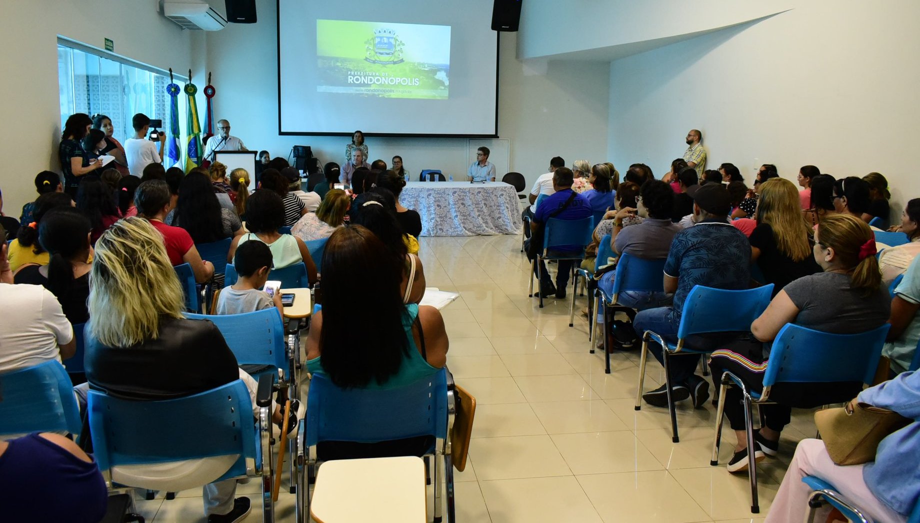 Saúde entrega carteirinha a portadores de fibromialgia em palestra motivada pelo Fevereiro Roxo
