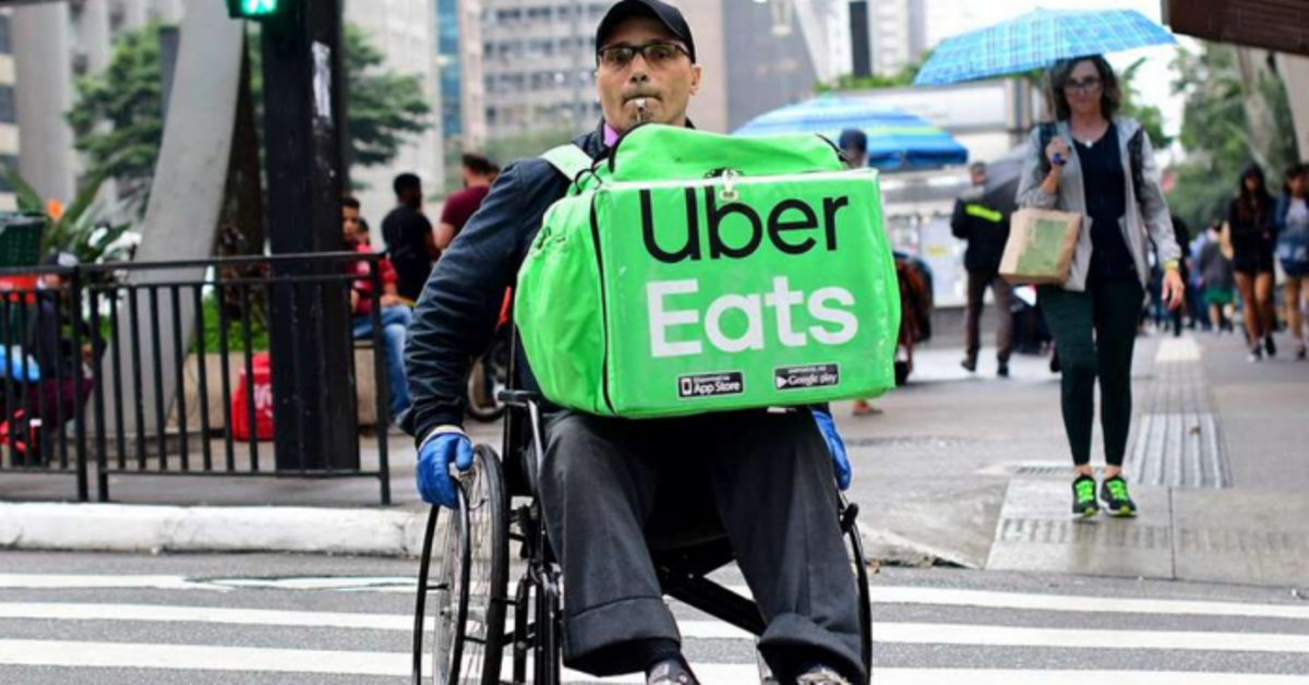 Cadeirante que faz entregas em SP sonha ter cadeira motorizada e internautas criam vaquinha