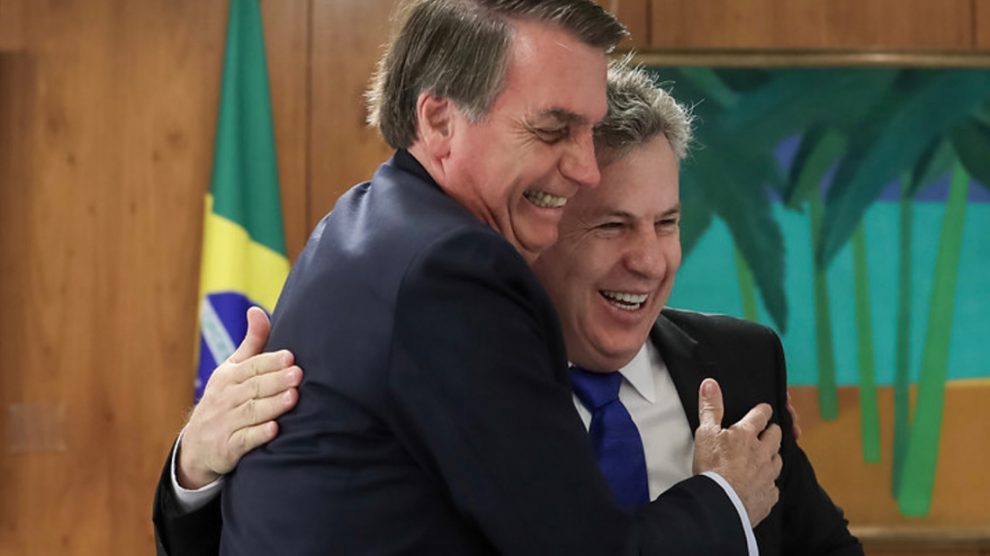 Mauro Mendes aceita desafio de Bolsonaro, mas condiciona redução de ICMS do combustível ao pagamento do FEX