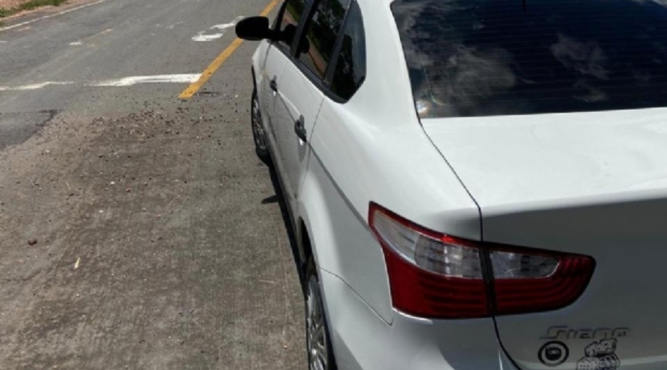 Motorista de Uber tem carro roubado em assalto a mão armada e procura por veículo