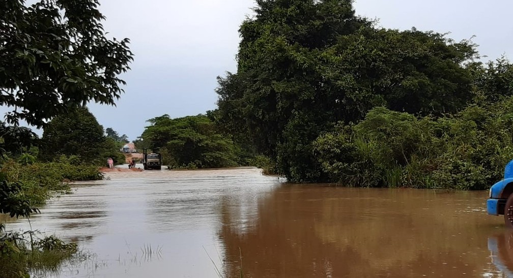 Rios transbordam e interrompem o trânsito em duas BRs em MT