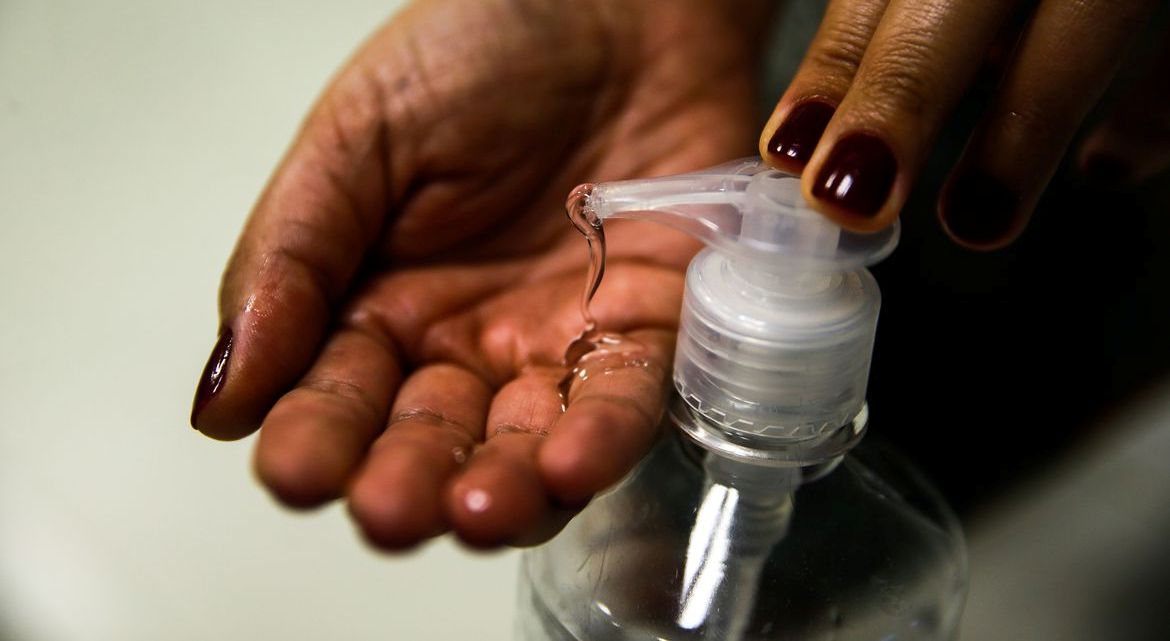 Covid-19: Rio tem 17 casos suspeitos e secretário defende álcool gel