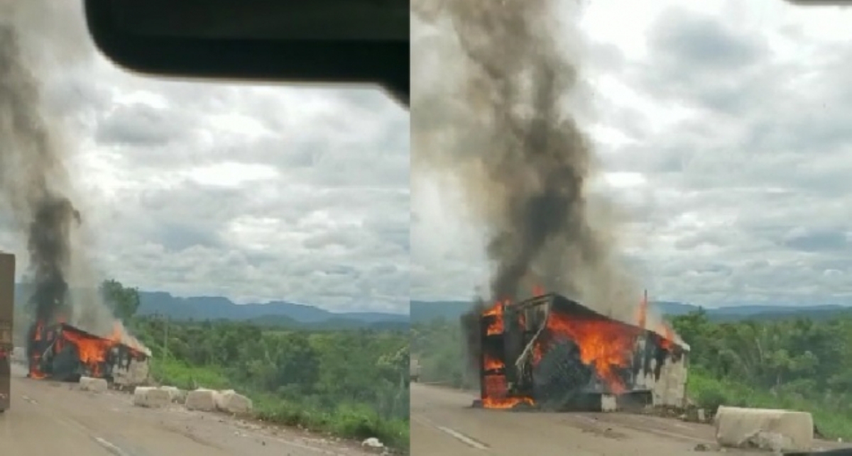 Carreta tomba na BR-364, carga de algodão pega fogo e atinge veículo