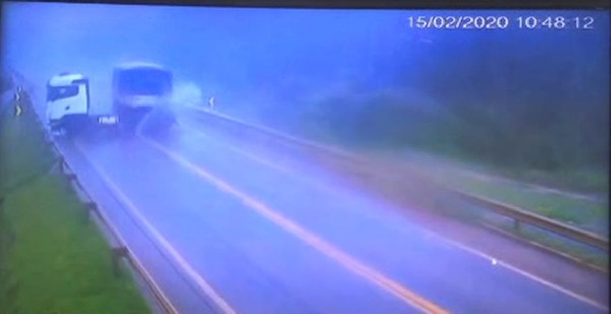 Carretas batem de frente durante chuva em MT