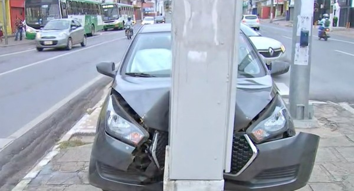 Motorista bate carro em canteiro de avenida, abandona veículo e foge em Cuiabá