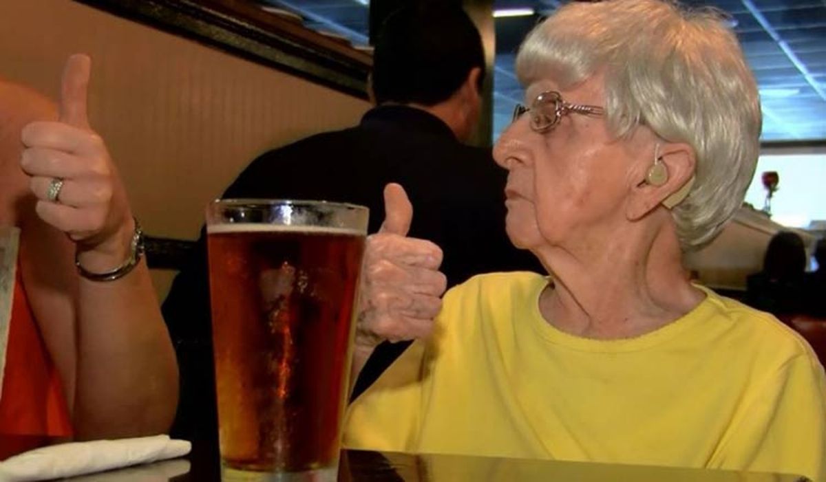 Ela tem 102 anos e diz que o segredo da vida eterna é beber cerveja