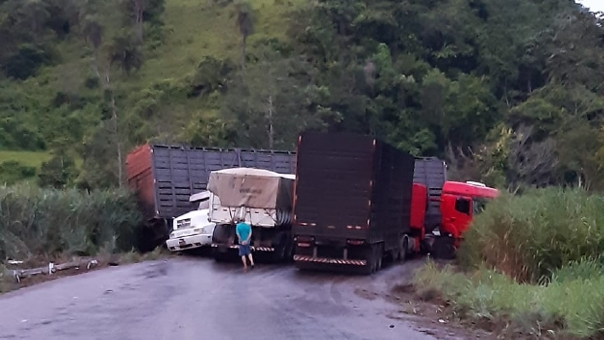 Colisão entre três caminhões fecha rodovia em MT