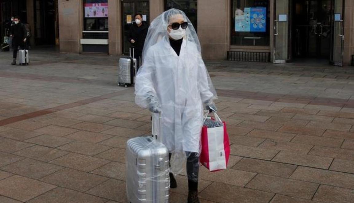 Coronavírus: chineses vestem sacos plásticos para andar na rua