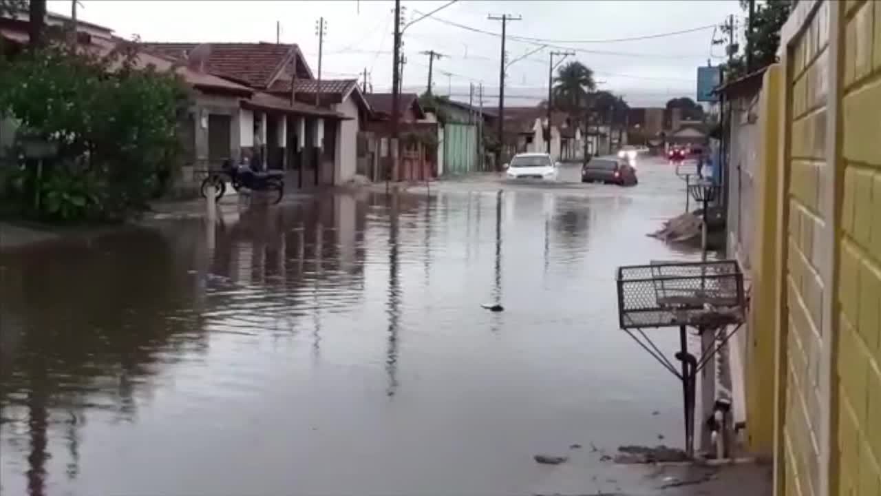 Cáceres | Forte chuva provoca alagamentos e deixa moradores ‘ilhados’