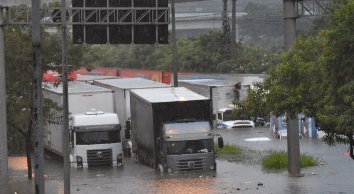 Chuva alaga vários pontos em São Paulo e paralisa a cidade