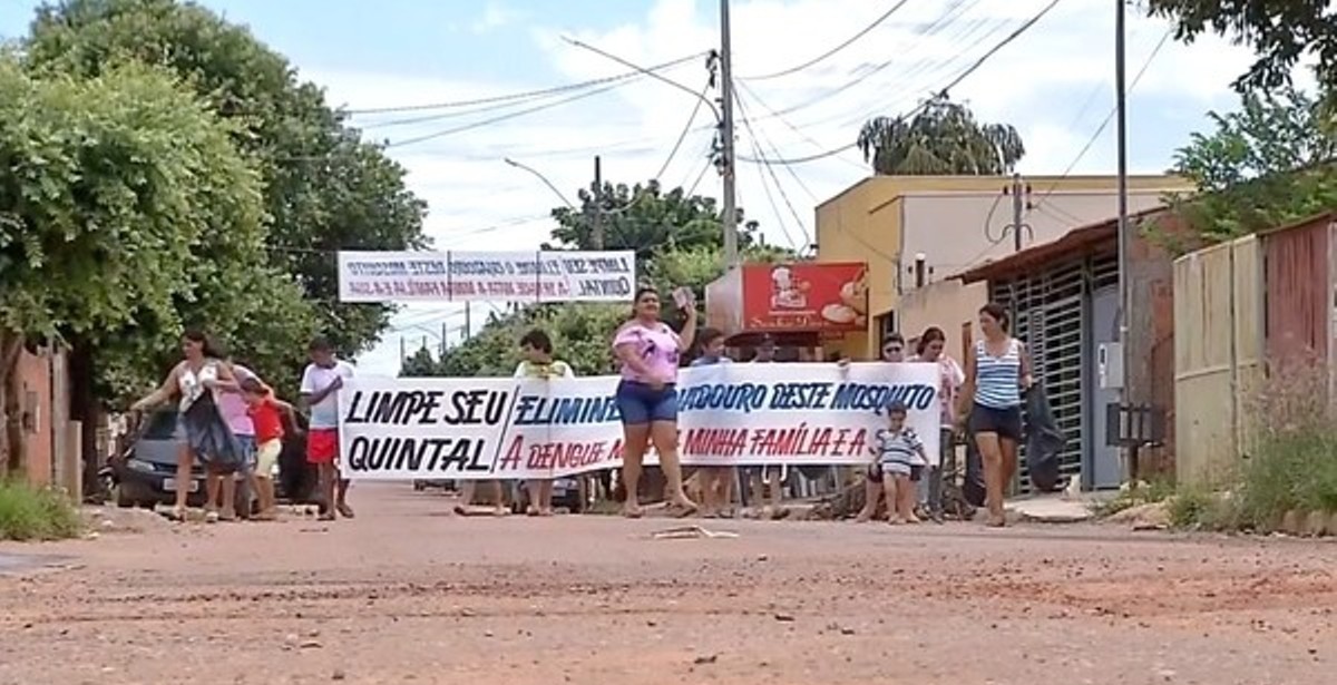 Rondonópolis | Após morte de homem com suspeita de dengue, moradores fazem mutirão para limpar casas e terrenos