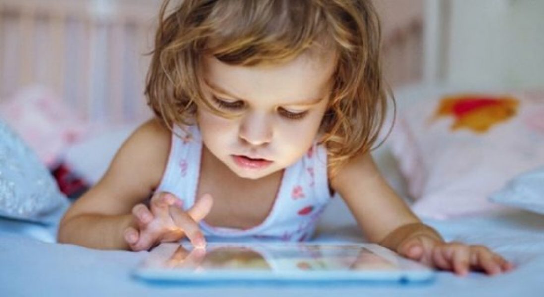 Acalmar uma criança com celular impede que ela aprenda a se acalmar