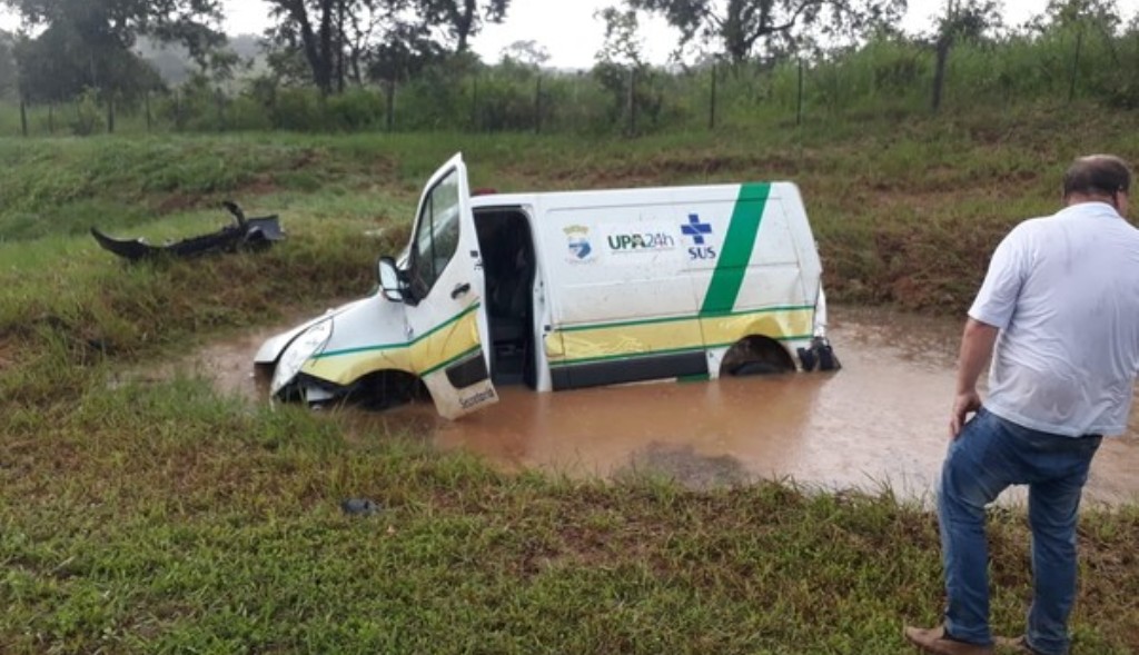 Motorista perde controle de ambulância a caminho de hospital, sai da pista e cinco pessoas ficam feridas