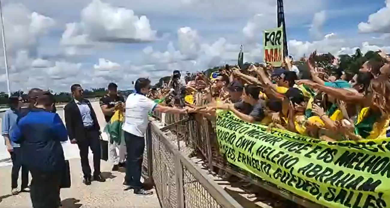 Bolsonaro participa de ato em Brasília e cumprimenta manifestantes