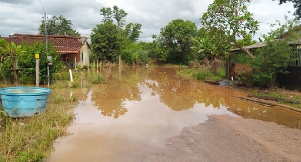 Chuvas fortes causam alagamentos e prejuízos a moradores de Paranatinga