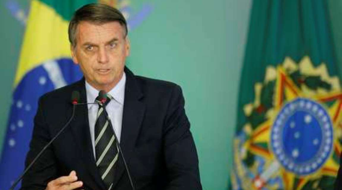 Bolsonaro revoga parte da MP que permitia suspender salário