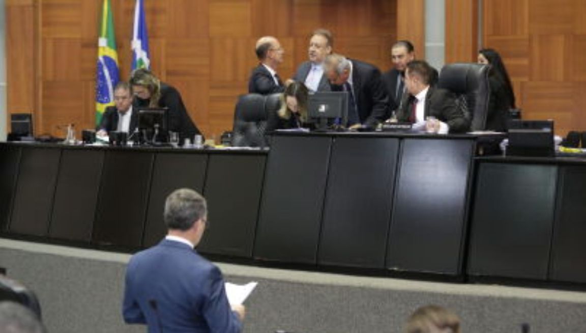 Deputados aprovam projetos, proíbem corte de luz e água para ajudar no combate ao coronavírus