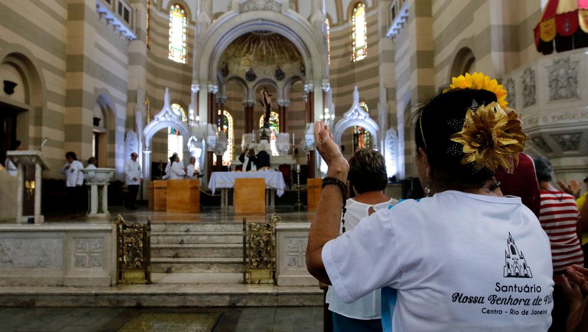 Igreja Católica recomenda que fiéis evitem contato físico